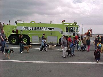 The pups and Puppy Raisers go outside
for a demonstration by the PAPD Emergency Service Unit