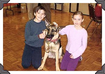 Puppy Sirius and two new Puppy Raisers,
who are waiting for their first pup