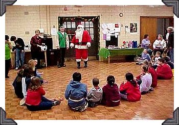 Santa talks to the group of excited 4H'ers