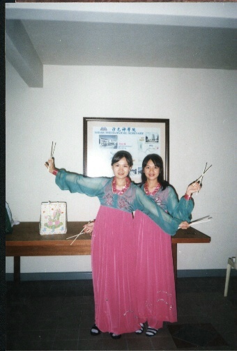 Erna sebelah kiri, perayaan Tahun Baru Imlek 2001