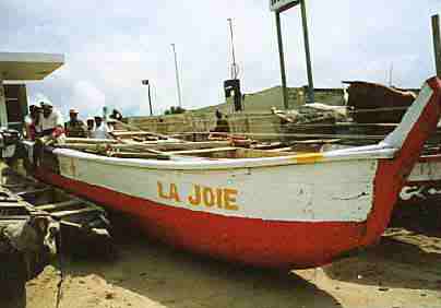 La barque motoris�e du groupement -la Joie d'An�ho- dans le port de Lom�