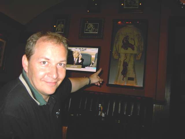 Harry inside the Hard Rock, Elvis' suit behind him!!