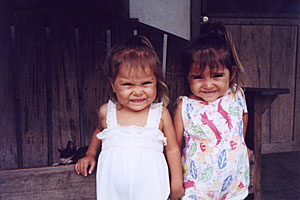 Gemelas (Twins) Smile for Camera