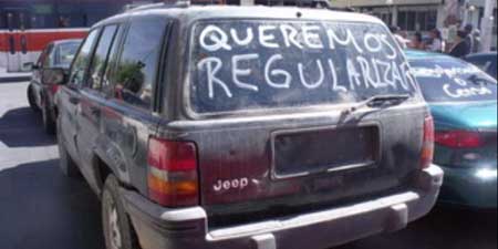 Dentro el rid�culo concepto de que son art�culos de lujo, el alt�simo precio delos autom�viles en M�xico resulta en un negocio de millones de pesos que enriquece a l�deres, pol�ticos, bur�cratas y aduaneros corruptos. Y aunque se pensaba que con el TLC el problema ir�a desinfl�ndose, por el contrario, crece azuzado con el alto precio de los combustibles e impuestos absurdos que obligan a muchos a optar por adquirir autos ilegales. Un c�rculo perverso perfecto