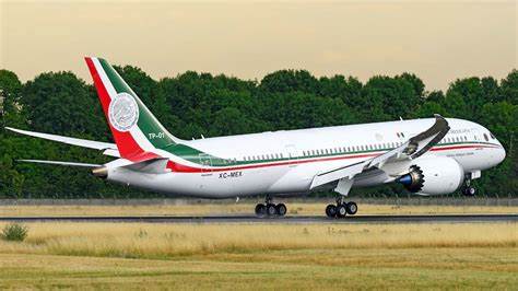 Muy pronto a la venta, los cachitos para que 100 afortunados compartan el avi�n presidencial que la 4T hered� del anterior sexenio. Indiscutiblemente, la pretendida rifa es una frivolidad que, de haberse instrumentado por otros gobiernos, ser�a objeto de burla y escarnio. Sin embargo y hasta el momento, la prensa ha manejado el asunto del Pejejet como tema serio y no como claro distractor pol�tico