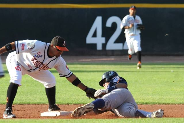 Se ve c�mo un milagro atestiguar que a�n existen empresarios que le invierten a este deporte pese al embate del futbol y la enorme lista de vaivenes que afrenta y representa manejar una novena beisbolera. Nuestro entrevistado pasa a la caja de bateo para respondernos algunos tirabuzones
