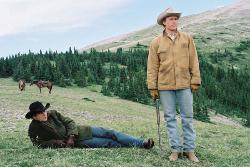 Es fuerte aspirante a los �scares y retrata un romance homosexual en el conservador medioeste norteamericano. Y pese a su calidad, detr�s se esconde una indirecta sobre la supuesta superioridad del criterio hollywoodense [Enero, 2006]