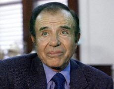 Fue el primer mandatario neoliberal de los a�os noventa, Exc�ntrico y donju�n incorregible, su gobierno termin� carcomido por sus impulsos personales y la corrupci�n [Julio, 2007]