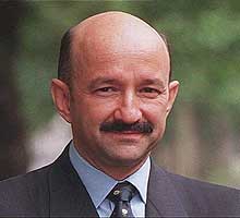 Sus primeras medidas fueron sorprendentes e in�ditas pero su �ltimo a�o fue desastroso pues conspiraron contra su gobierno factores internos, externos,  su propia familia y, en especial, �l mismo [Abril, 2007]