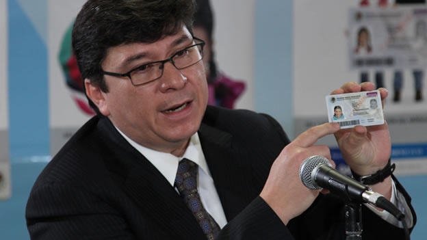 Apenas acaba e concluir un nuevo proceso de credencializaci�n y el gobierno federal saca otra propuesta, la de un documento que nos identifique a todos, algo que representa un problema, el de un derroche burocr�tico m�s, y otro, el riesgo que termine convertido en instrumento de control del Estado