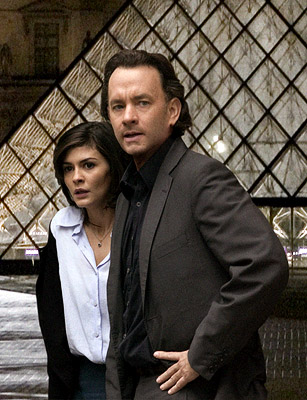 Seguramente ser� �xito taquillero pero ello no le quita el ep�teto de fiasco. Aqu� ha ocurrido lo impensable: la versi�n de uno de los libros m�s adictivos de esta d�cada arroja una pel�cula tediosa y sin qu�mica entre sus protagonistas [Mayo, 2006]