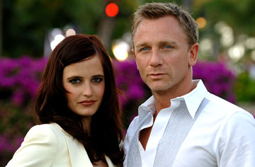 Daniel Craig nos trae al James Bond que m�s se acerca al perfil que Ian Fleming le dio en sus novelas. Esta precuela sin duda vigorizar� la franquicia. Hora de quitarse el bomb�n ante el nuevo 007 [Noviembre, 2006]