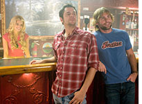 Los shorts de Daisy Duke lucen m�s cortitos con Jessica Simpson que con Catherine Bach. Pero esa divina prenda no es lo �nico corto en The Dukes of Hazzard. Tambi�n lo es la idea argumental. Eso s�: divi�rtanse con Burt Reynolds como Boss Hogg (?) y Willie Nelson como el t�o Jesse [Agosto, 2005]