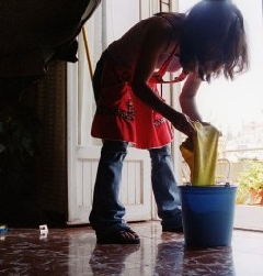 La Suprema Corte dio luz verde a la petici�n del gobierno federal para asegurar a todas las mujeres que realizan labores de limpieza en los hogares mexicanos. No resultar� sencilla la transici�n, algo que podr�a empeorar si el asunto se politiza, lo que pondr�a a muchas de estas trabajadoras en riesgo de perder esa fuente de ingresos 