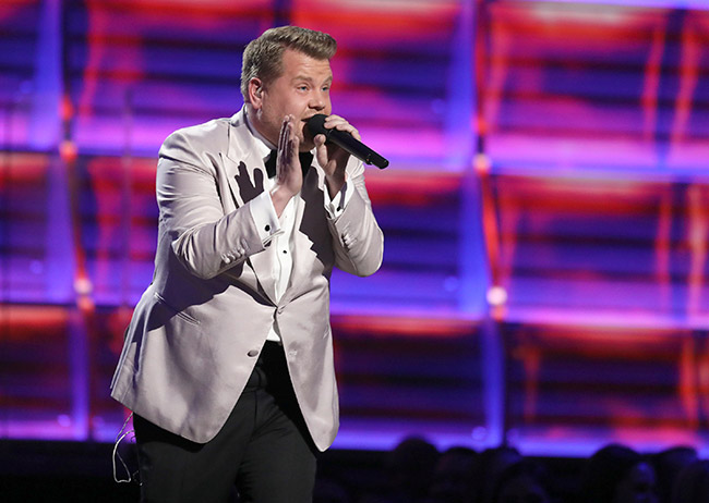 En lo que se supone es el evento musical m�s importante del entretenimiento, los galardonados y nominados pasaron a segundo plano, arrollados por una serie de payasadas y politiquer�a barata donde Hillary Clinton asumi� el pat�tico rol de rock star en decadencia. El que el n�mero de espectadores se fuera a pique no debe sorprender a nadie, pero es dudoso que los �scares hagan caso a esta advertencia