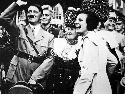 No todos los artistas que simpatizaron con el totalitarismo recibieron igual castigo. Esta cineasta amiga de Adolfo Hitler pag� hasta que muri� con el merecido ostracismo. �Habr�a sido igual de haber filmado documentales desde el lado estalinista?�[Julio, 2008]