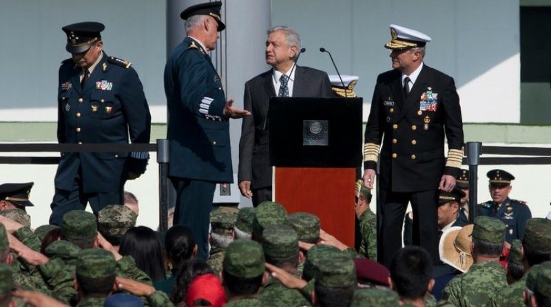 Los documentos filtrados por un grupo de hackers evidencian una relaci�n preocupantemente cercana entre los altos miembros del ej�rcito y el presidente L�pez, algo que habr�a provocado un gigantesco esc�ndalo medi�tico en otros sexenios pero hasta hoy la respuesta ha sido tibia mientras el mandatario sigue escap�ndose por las tangentes. Sin embargo, los Guacamaya leaks apenas est�n asomando el pico... y lo que falta