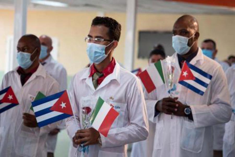 En vez de cambiar la estrategia para combatir el d�ficit de m�dicos especialistas, el presidente L�pez anunci� que importar� de Cuba a 500 doctores para llenar el hueco sin que hasta ahora el sindicato del IMSS haya protestado por este claro desplazamiento de empleo. Y no lo har� por una raz�n sencilla: la misi�n de este contingente es atizar el odio entre clases en nombre de la revoluci�n. Preg�ntenle a Venezuela