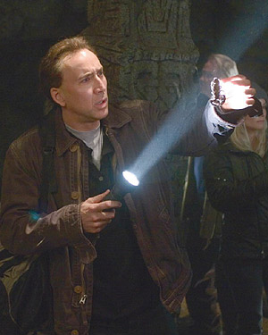 Aunque reacio a las segundas partes, Nicholas Cage regresa en una de las franquicias recientes m�s exitosas de Disney. Sin el suspenso ni aventura de la primera, es igual de entretenida; es la pasi�n y el c�digo de los estudios que crearon a Mickey Mouse [Enero, 2008]