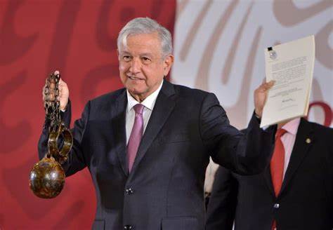 Segn una afamada escritora mexicana, Lpez Obrador es un demcrata que no ha hecho ms debido a las trabas y los embates de los "neoliberales". Curiosamente, si su visin la aplicara a otros casos que registra la historia, el "rayito" queda como lo que es: un aspirante a dictador