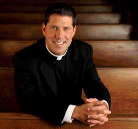 Las fotos que comprometieron la imagen de un c�lebre sacerdote de Miami reviven el tema, esta vez en la Iglesia de habla hispana, sobre la conveniencia de mantener o eliminar el celibato eclesial. Presentamos dos opiniones que apuntan por qu� s�, y tambi�n por qu�  no