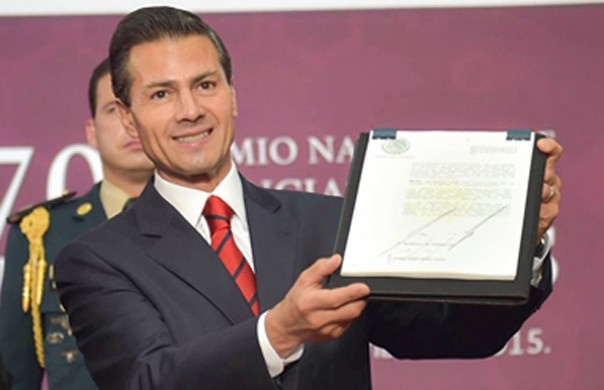 En vez de hacer m�s eficiente la ya de por s� abultada n�mina p�blica para la promoci�n cultural, el presidente le da un empujoncito al crear otro paquidermo blanco que adquiere grado de Secretar�a de Estado. Grillas salvajes y mayor deterioro cultural para M�xico es lo que se avecina