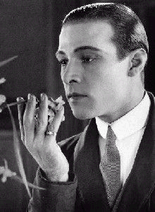 S�mbolo del cine mudo, con un par de pel�culas y una carrera de apenas un lustro, el sheik de Castellaneta dio inicio a la histeria colectiva de un Hollywood que viv�a su infancia [Febrero, 2007]