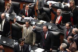 El actual gobierno federal ha dado un inesperado giro a la izquierda con una reforma fiscal meramente recaudatoria que avizora un despilfarro de recursos que se traducir�n en inflaci�n. �Cu�l ser�a la interpretaci�n pol�tica de este acercamiento? Y tra �con ello se lograr� quitarle banderas a cierto tabasque�o?