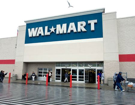 El esc�ndalo sobre sobornos que primero report� The New York Times viene a ser un viejo ajuste de cuentas que los sindicatos norteamericanos y la competencia tienen hacia esta cadena que se atrevi� a retarlos. La politiquer�a de la acusaci�n queda clara al ver c�mo en M�xico, los moches para poder abrir un negocio son aqu� tan cotidianos como el consumir refrescos