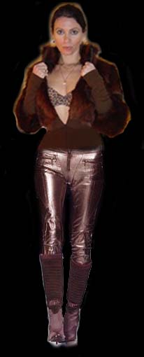 Sylvie porte un pantalon de cuir strech Versace (Automne Hiver 2003/2004), des bottes � talons aiguilles Versace (Automne Hiver 2003/2004) et une veste en Renard Plein Sud (Automne Hiver 2001/2002)