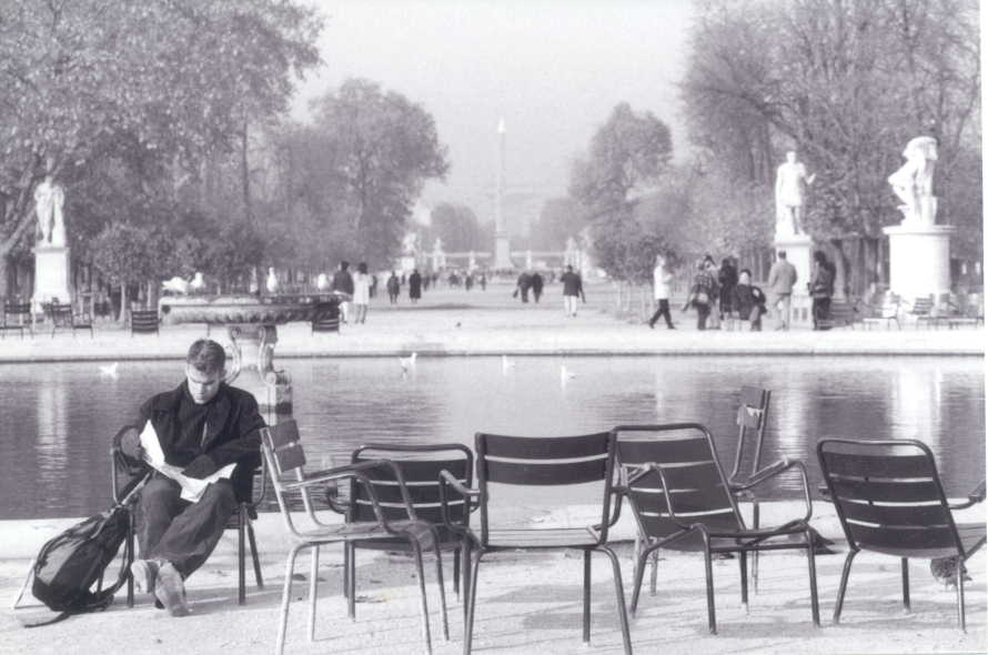 Arc d'Triumph in the background