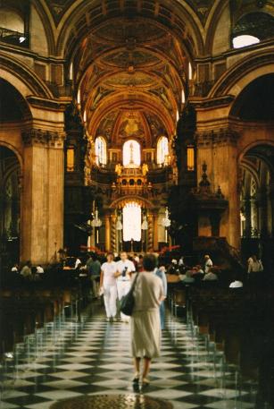 Inside the St-Paul's Cathedral in London