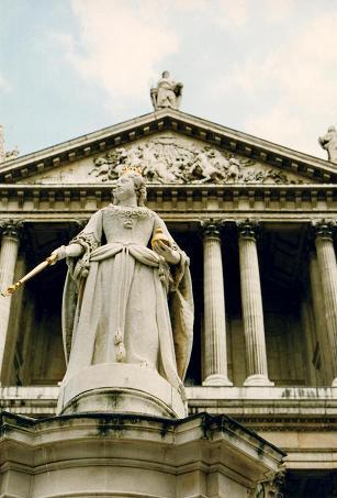 A statue in front of Saint-Paul's Cathedral in London