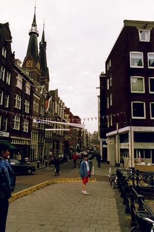 Tara devant une rue commune  d'Amsterdam