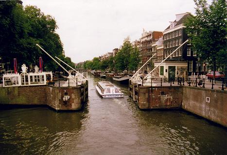 Bateaux plats communs a Amsterdam