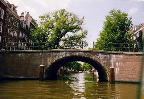 Pont traversant un canal d'Amsterdam