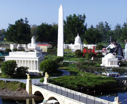 LegoWashington.jpg (117372 bytes)