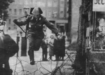 La vertiginosa huida de "vopo" Conrad Schumann, el primer guarda que se pas� al Berl�n Occidental, saltando las alambradas y jug�ndose la vida