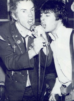 Rotten & Matlock screaming for dominance (Bob Gruen)
