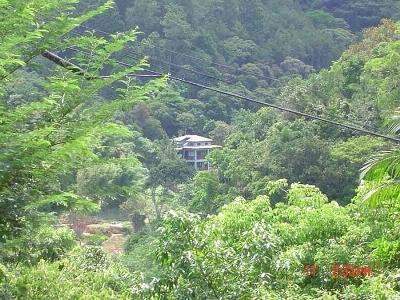 O chale visto da estrada para o farol
