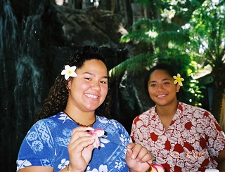 Margaret & Vosa, making leis