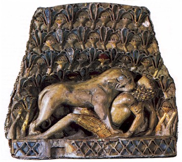 Placa de marfil incrustado con leona que ataca a un joven negro. Arte Fenicio