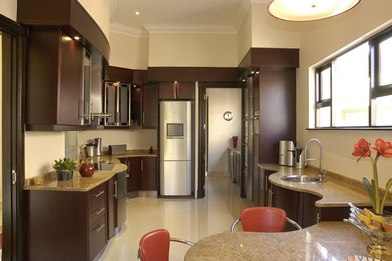 Kitchen cupboards with 
units to ceiling with bulkhead 