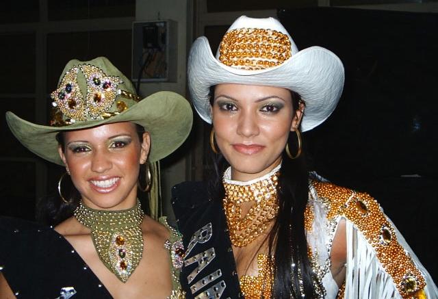 Foto da Rainha e Princesa da Festa do Pe�o de Guaira Rainha Val�ria Ferreira Morelato Princesa Maira Roberta Teixeira de Souza