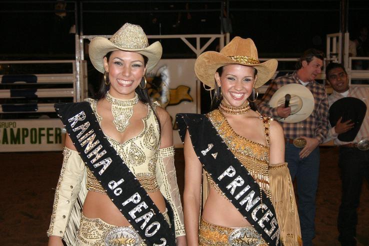 Foto da Rainha e Princesa da Festa do Pe�o de Guaira Rainha Val�ria Ferreira Morelato Princesa Maira Roberta Teixeira de Souza