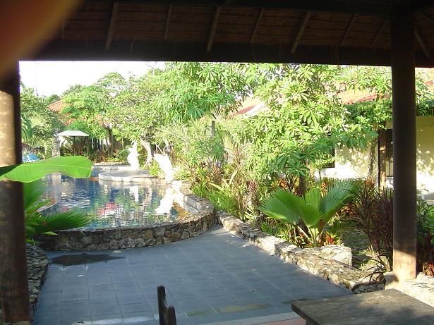 Ourdoor gathering/lecture/party space at the shallow pool end. -- Get an outdoor massage here with gentle cooling from the overhead Hunter fan.