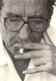 No es que muera de amor, muero de ti. 
Muero de ti, amor, de amor de ti, 
de urgencia m�a de mi piel de ti, 
de mi alma de ti y de mi boca 
y del insoportable que yo soy sin ti. 

Morimos en mi cuarto en que estoy solo, 
en mi cama en que faltas, 
en la calle donde mi brazo va vac�o, 
en el cine y los parques, los tranv�as, 
los lugares donde mi hombro acostumbra tu cabeza 
y mi mano tu mano 
y todo yo te s� como yo mismo. 

Nos morimos, amor, muero en tu vientre 
que no muerdo ni beso, 
en tus muslos dulc�simos y vivos, 
en tu carne sin fin, muero de m�scaras, 
de tri�ngulos obscuros e incesantes. 
Muero de mi cuerpo y de tu cuerpo, 
de nuestra muerte, amor, muero, morimos.