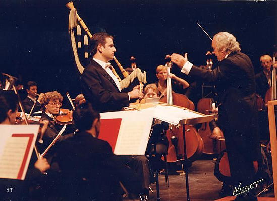 Concierto del D�a de Asturias en el Teatro Campoamor de Oviedo, en 1993. El maestro Ant�n Garc�a Abril dirige a la orquesta y a Alberto Varillas, a la gaita
