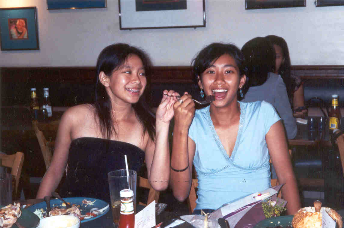 lee feedin me. forced to take dis photo. haha.