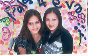 on yer right is my pretty sister, tasha.*fewett* n her fren hartaz is also pretty eh. dunch you guys think they look alike. well lots of peeps think so. haha. 